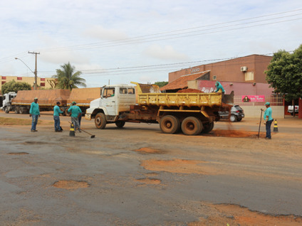 Homens trabalham na recuperação de trecho da avenida; apenas buracos serão consertados agora - Danielle Leduc/JP