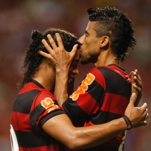 O lateral Léo Moura e o meia Ronaldinho Gaúcho são apostas de Joel por um melhor desempenho -
