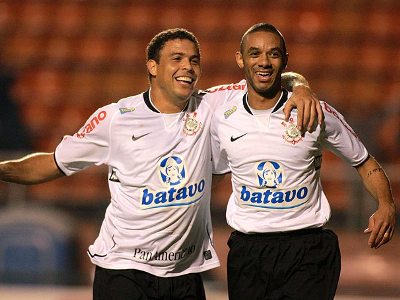 Cristian comemora com Ronaldo o primeiro gol -