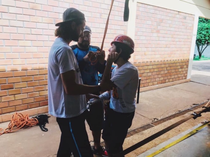 Professor diz que resposta dos autistas ao slackline são excelentes - Imagem cedida