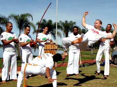 Um total de 40 alunos troca de cordas hoje - Um total de 40 alunos troca de cordas hoje -