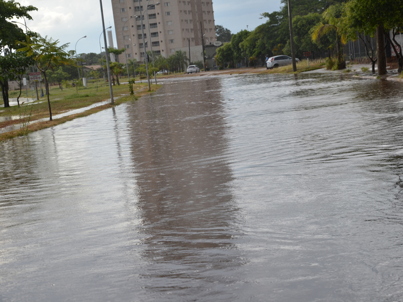 Na Lagoa Maior, a água da chuva cobriu calçadas - Claudio Pereira/JP Na Lagoa Maior, a água da chuva cobriu calçadas - Claudio Pereira/JP