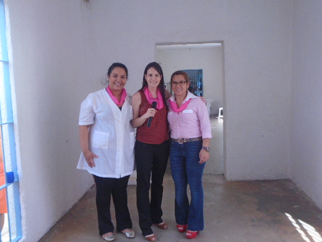 Diretora Leonice (à direita), médica palestrante e enfermeira do EPFTL; todas com o lenço rosa - Divulgação