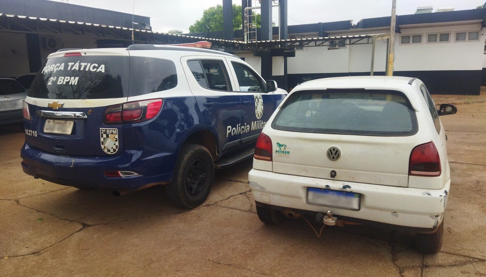 O carro foi localizado em frente á uma residência, no bairro Alvorada.