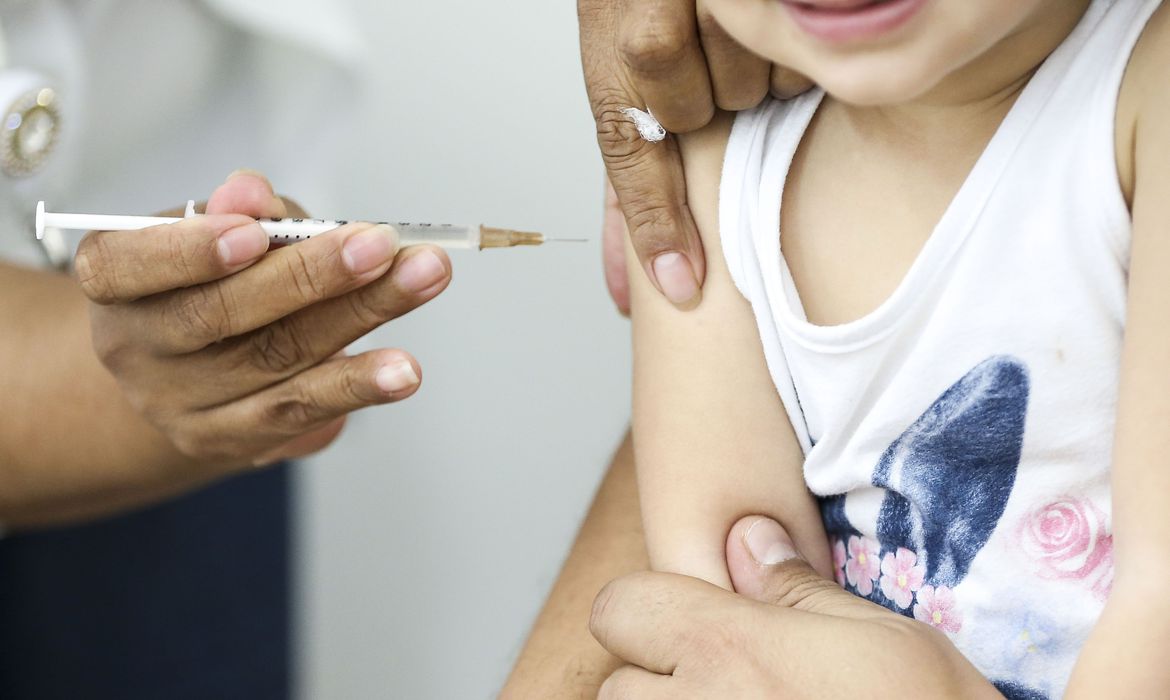 Mães precisam estar atentas ao calendário vacinal das crianças - Divulgação