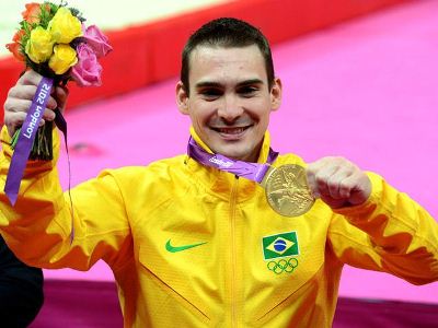 Arthur Zanetti comemora no pódio a medalha dourada -