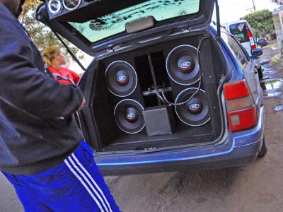 Som alto no carro pode gerar multa de mais de R$ 5 mil -