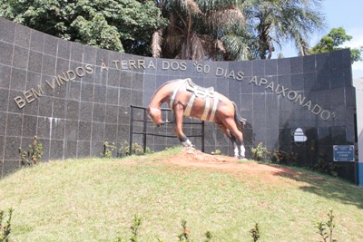 Monumento dá boas-vindas à cidade dos 60 Dias Apaixonado. -