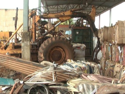 Ferro velho está instalado no bairro Jardim Alvorada - Reprodução TVC