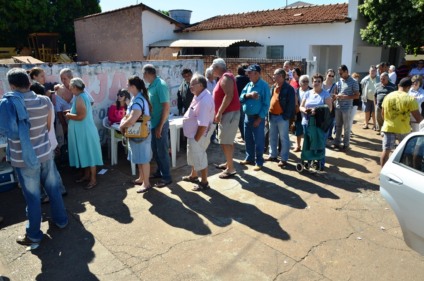 Pessoas em busca de vacina formam fila em posto de saúde da cidade - Divulgação/Secom