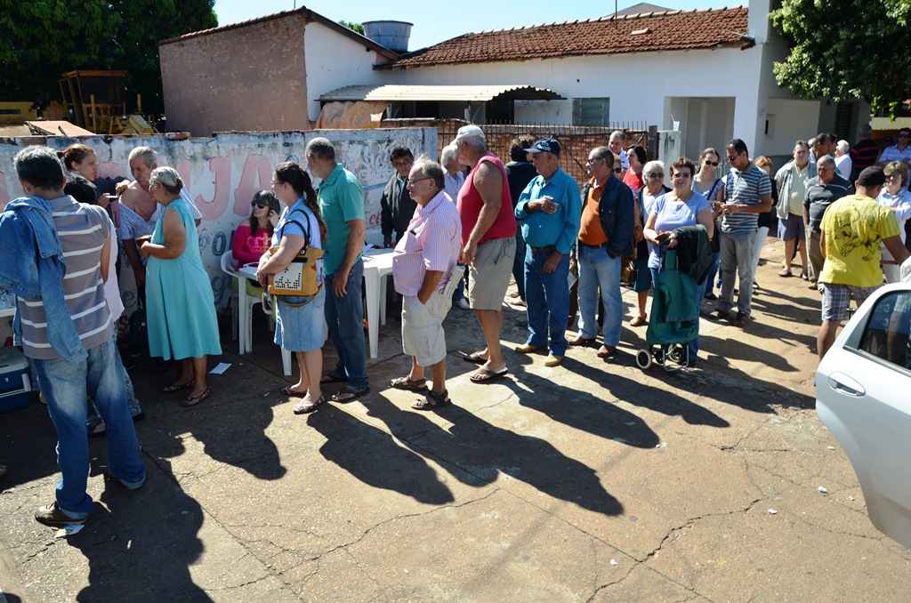 Pessoas em busca de vacina formam fila em posto de saúde da cidade - Divulgação/Secom