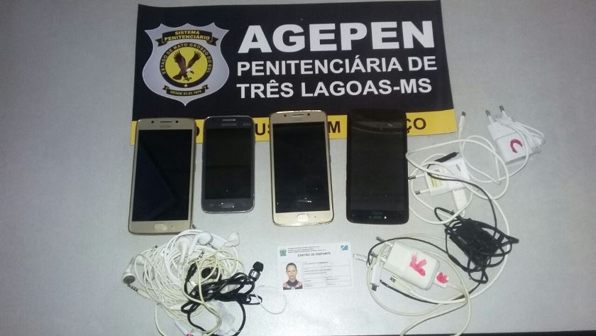 Material apreendido pelos agentes penitenciários durante revista e que estava dentro do repolho. - Divulgação