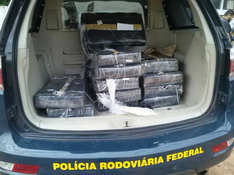 No interior do Fiat/Uno havia 173 tabletes de maconha - Divulgação/PRF