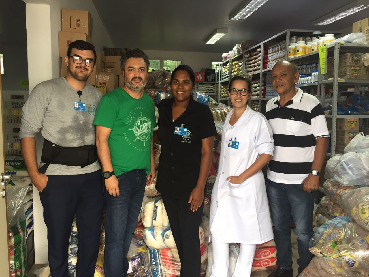 Representantes da rádio entregam doações no Hospital de Câncer de Jales - Luana Silveira/Cultura FM