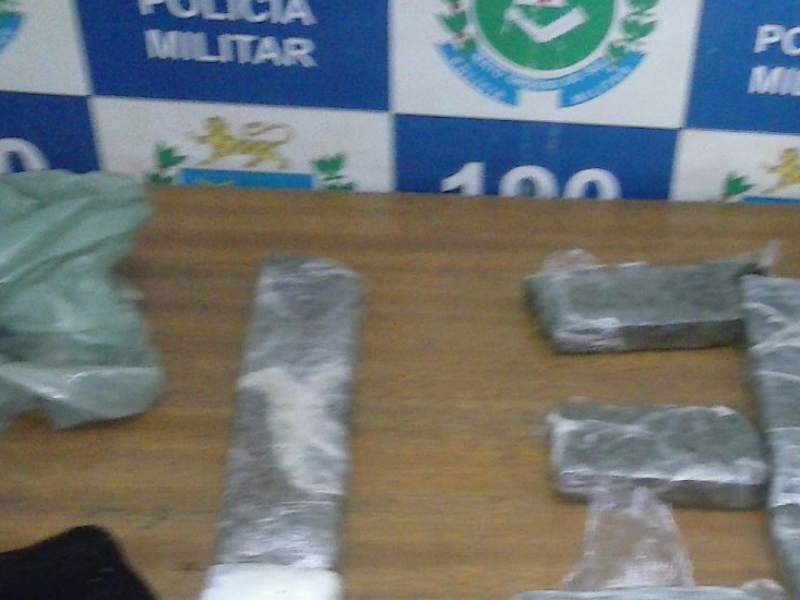 Na casa foram encontrados três quilos de maconha uma moto e Honda CG 150, além de outros objetos - Divulgação