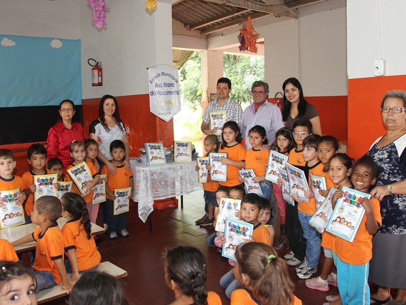 Alunos da Escola Municipal Ana Maria do Nascimento receberam apostilas e uniformes. - Assessoria de Comuinicação