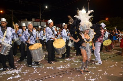 Madrinha de bateria comandou a passagem dos músicos pela avenida Rosário Congro, no domingo - Claudio Pereira/JP