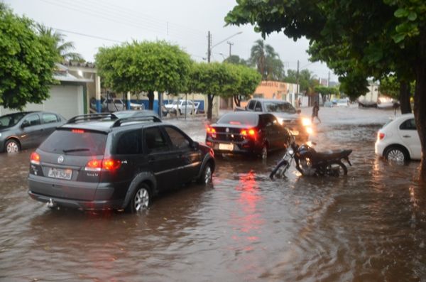 : Legenda: Chuvas alagaram ruas e causaram prejuízos em diversos bairros -