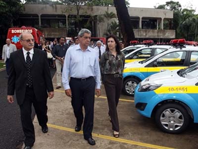 O governador e a vice Simone Tebet entregam mais viaturas nesta manhã -