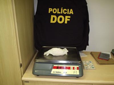 A droga foi retirada na presença de uma policial feminina, na Delegacia de Polícia Federal de Corumbá -