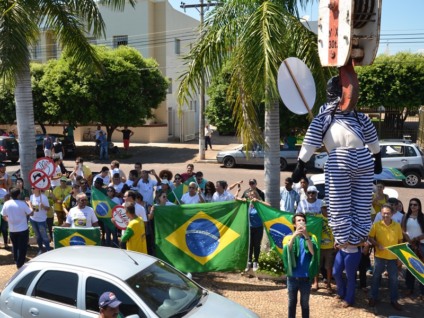 Manifestantes se reuniram para bloquear o tráfego na BR-262, entre Mato Grosso do Sul e São Paulo, e para um protesto no centro de Três Lagoas; comerciantes fecharam as portas por uma hora - Claudio Pereira/JP