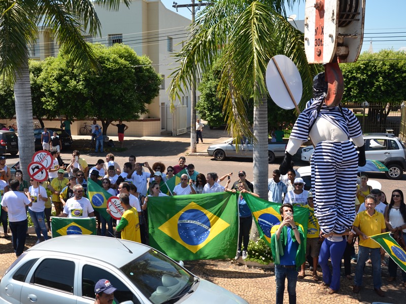 Manifestantes se reuniram para bloquear o tráfego na BR-262, entre Mato Grosso do Sul e São Paulo, e para um protesto no centro de Três Lagoas; comerciantes fecharam as portas por uma hora - Claudio Pereira/JP