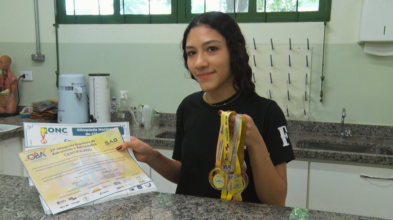 Beatriz Dias, de 17 anos, é aluna do terceiro ano da Escola Estadual Fernando Corrêa.