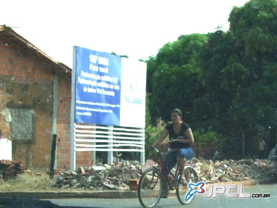 Calçadas continuam sendo usadas como depósito de entulhos -