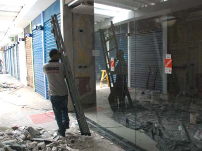 A remoção dos comerciantes populares, chamados de camelôs, da Avenida Rosário Congro não aconteceu ontem, como estava previsto -