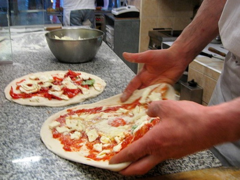 Além da vaga para pizzailo, há oportunidades para auxiliar de limpeza, camareira, chapeiro  e outras - Ilustração