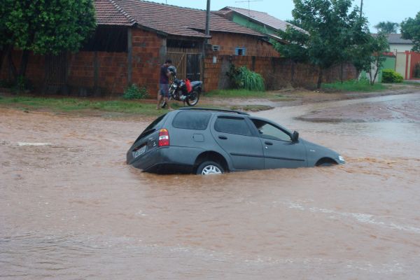 O Fiat caiu na valeta no cruzamento que não tinha nenhuma sinalização de alerta -