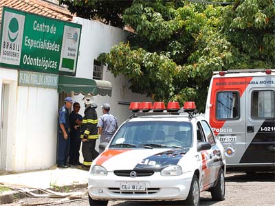 Márcia foi levada para uma sala de tratamento odontológico, onde é mantida trancada sob a mira de um revólver -