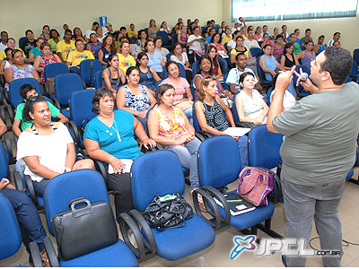 O professor explica que o mais importante é a conduta do professor em sala de aula -
