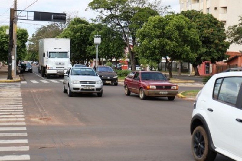 Dirigir falando ao celular e sem cinto de segurança, são infrações mais comuns em Três Lagoas - Hugo Leal/JPNEWS