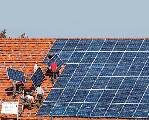 Placas fotovoltaicas sendo instaladas  - Iluzsolar.com