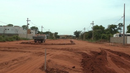 Trecho da avenida Baldomero Leituga começou a ser pavimentado nesta semana, mas um lado da via deverá permanecer em terra - Claudio Pereira/JP