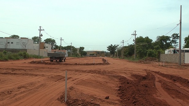 Trecho da avenida Baldomero Leituga começou a ser pavimentado nesta semana, mas um lado da via deverá permanecer em terra - Claudio Pereira/JP