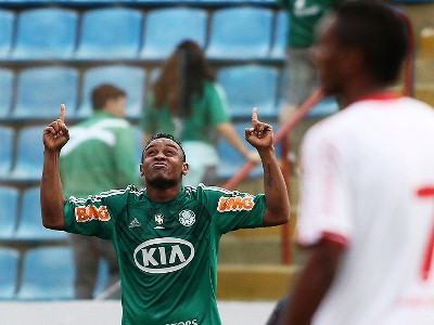 Obina comemora um dos gols do Palmeiras em Barueri -