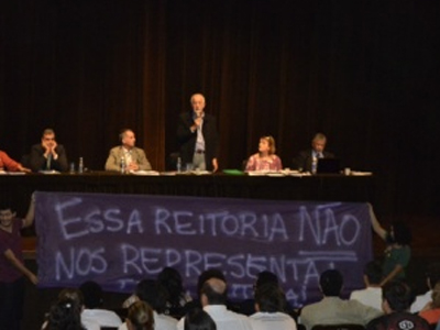 Grupo de alunos colocou faixa em protesto a atual administração -