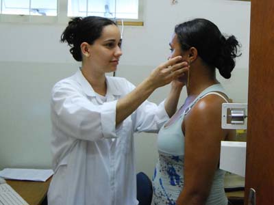 Enfermeira orienta as pessoas a manterem as mão limpas antes de tocá-las nos olhos -