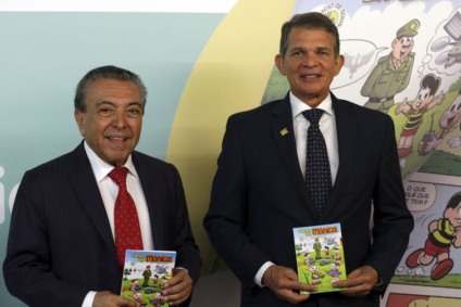 O Ministro da Defesa, Joaquim Silva e Luna e o escritor Mauricio de Souza durante o lançamento do almanaque A Turma da Mônica e a Indústria de Defesa - Antonio Cruz/Agência Brasil