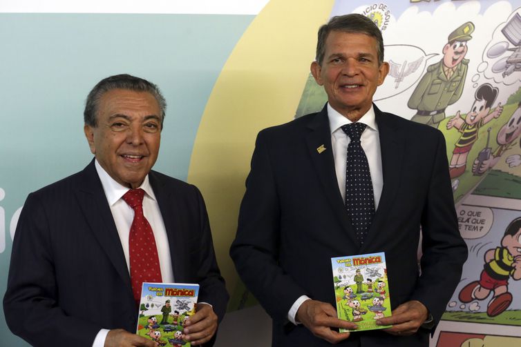 O Ministro da Defesa, Joaquim Silva e Luna e o escritor Mauricio de Souza durante o lançamento do almanaque A Turma da Mônica e a Indústria de Defesa - Antonio Cruz/Agência Brasil