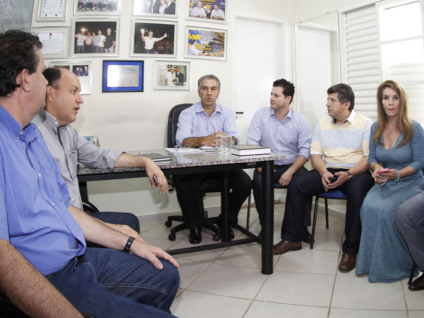 Azambuja se reúne com deputados do PMDB para amarrar apoio - Chico Ribeiro