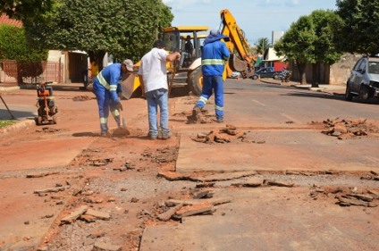 Ruas e avenidas que recebem obras de saneamento ficam esburacadas e têm trânsito comprometido - Claudio Pereira/JP