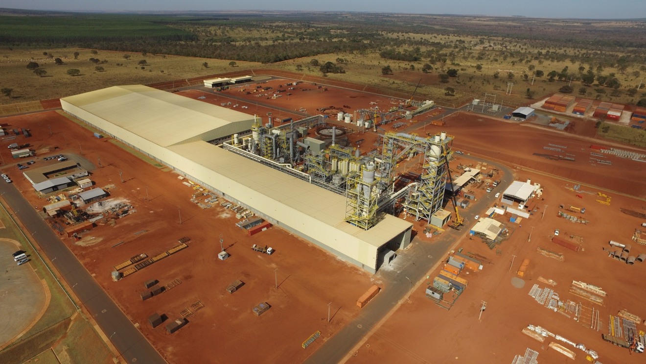 A fábrica possui um terreno de 50 hectares, sendo 39 mil metros quadrados de área construída.