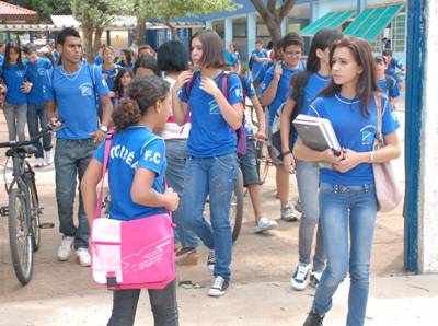 Alunos na saída de escola estadual do município - Alunos na saída de escola estadual do município -