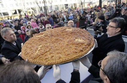 Na Sérvia, padeiros fizeram um pão tradicional para marcar a data - Na Sérvia, padeiros fizeram um pão tradicional para marcar a data -