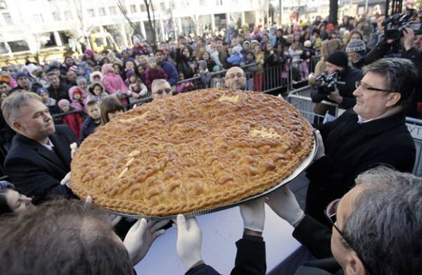Na Sérvia, padeiros fizeram um pão tradicional para marcar a data -