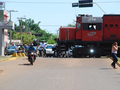 O trem da ALL paralisou o trânsito por mais de 20 minutos -