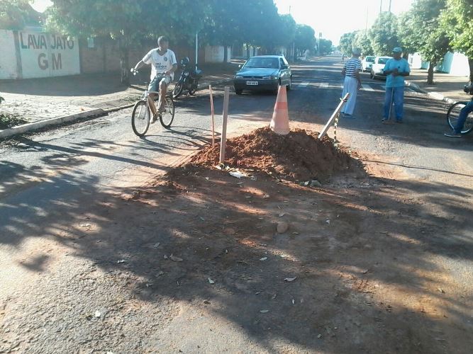 Obra de manutenção da rede de esgoto é realizada há mais de uma semana no bairro - Nenê Veloso/Rádio Cultura